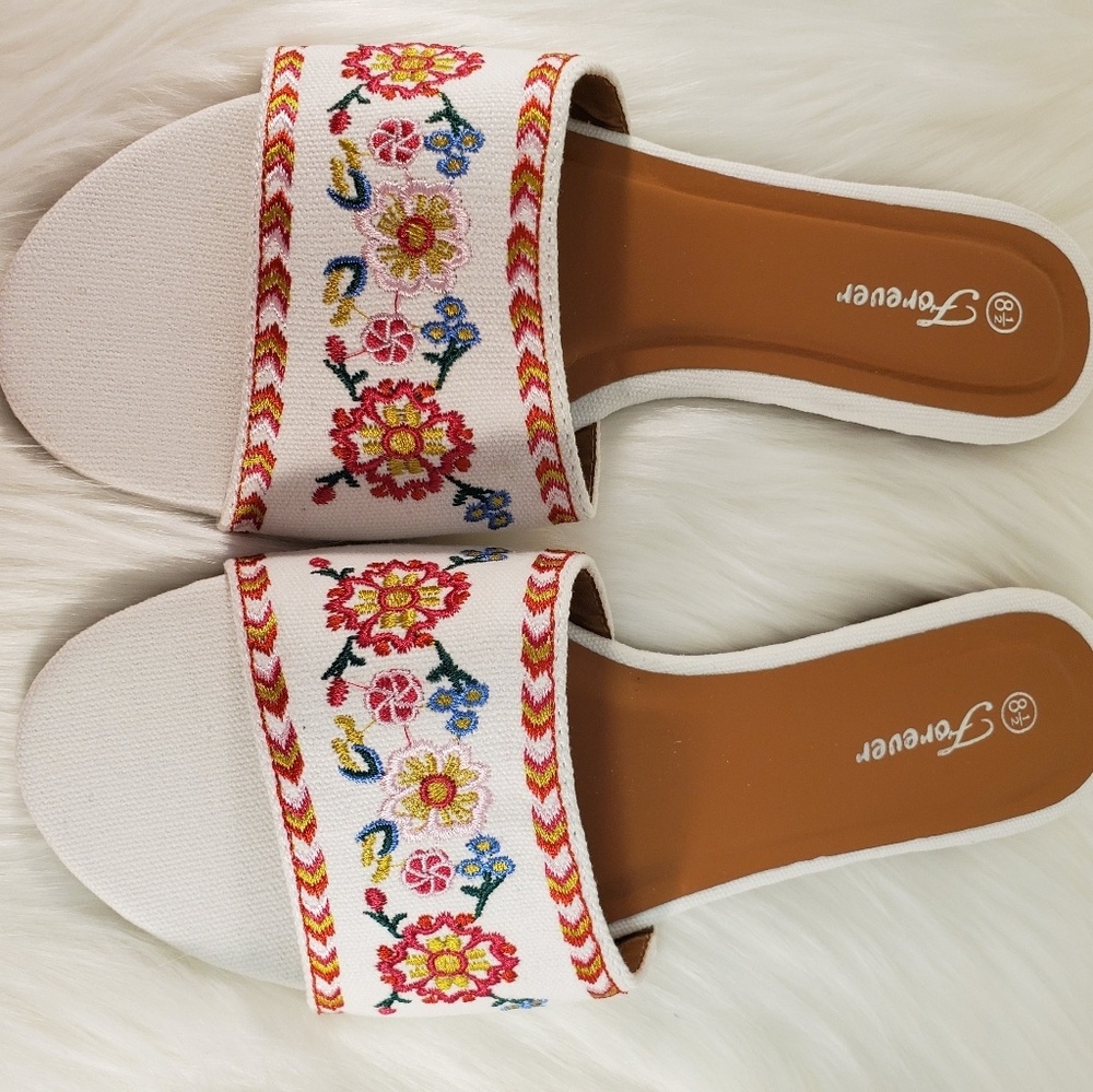 HOST PICK! NIB FOREVER FLORAL SANDALS SIZE 8.5